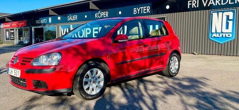 Röd Begagnad 2006 VW Golf V Halvkombi | 49 900 kr (Marknadspris) - Bild 1/4