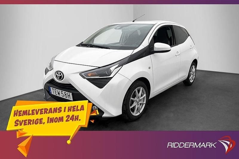 Vit Begagnad 2021 Toyota Aygo X-play Halvkombi | 144 800 kr (Marknadspris) - Bild 1/3