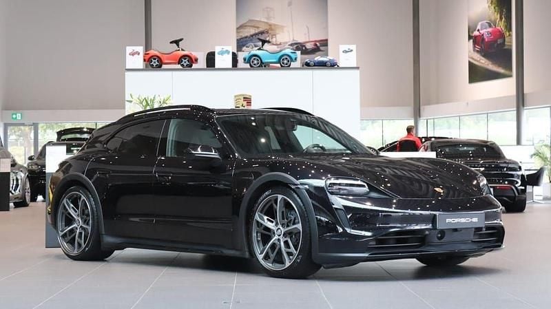 Svart Begagnad 2021 Porsche Taycan Cross Turismo Sedan | 695 000 kr (Marknadspris) - Bild 1/4