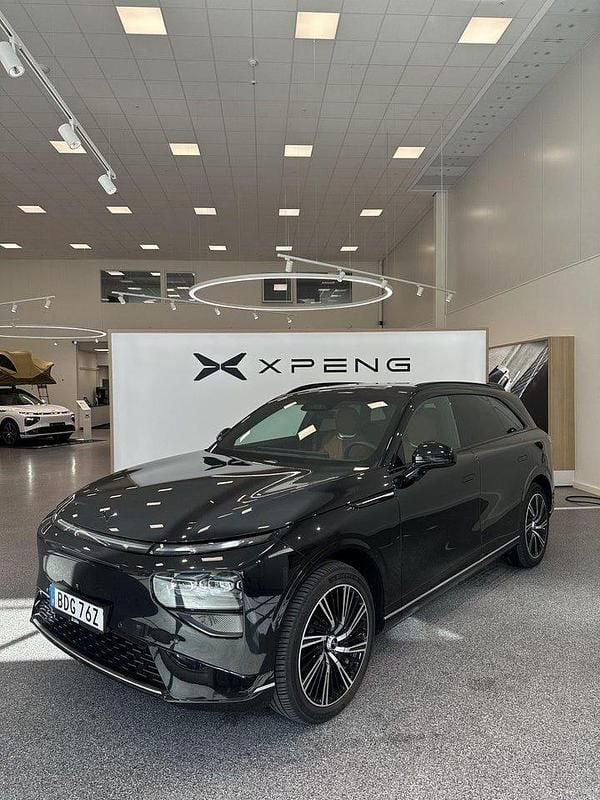 Svart Begagnad 2024 XPENG G9 SUV | 732 900 kr (Marknadspris) - Bild 1/4