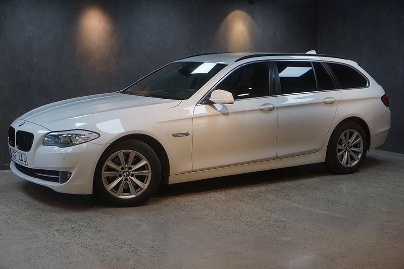Vit Begagnad 2013 BMW 520 Kombi | 99 900 kr (Lite dyr) - Bild 1/4