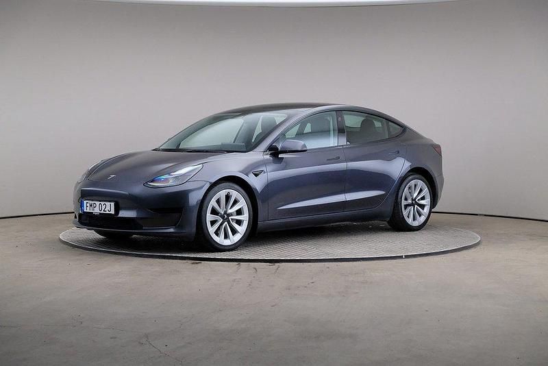 Grå Begagnad 2022 Tesla Model 3 Standard Range Sedan | 315 000 kr - Bild 1/4