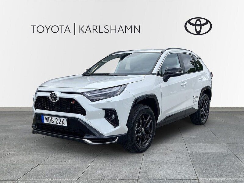Vit Begagnad 2025 Toyota RAV4 Hybrid Sport SUV | 579 000 kr (Marknadspris) - Bild 1/4