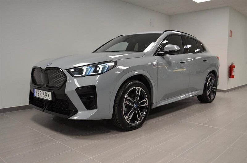 Grå/silver Begagnad 2023 BMW iX2 M Sport SUV | 579 900 kr (Marknadspris) - Bild 1/4