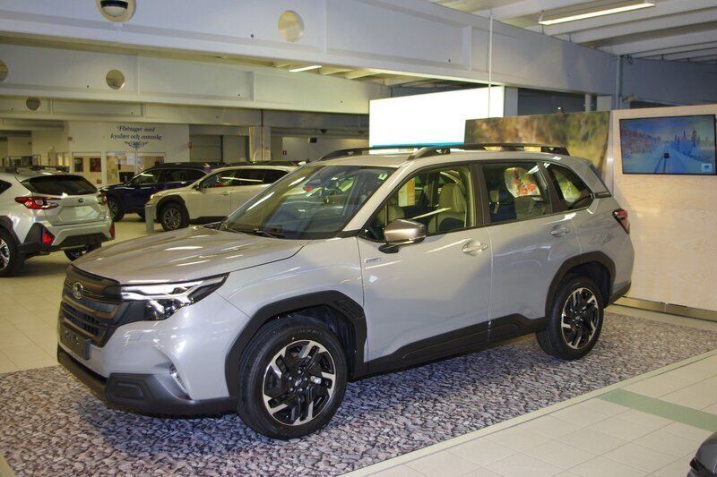 Grå (river rock pearl) Ny 2025 Subaru Forester SUV | 423 400 kr (Bra pris) - Bild 1/4