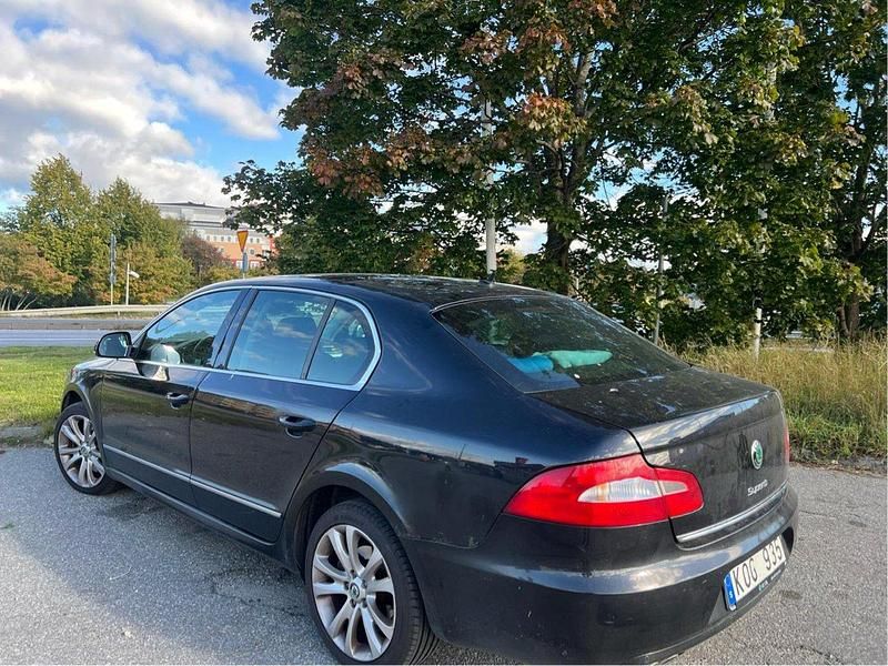 Svart Begagnad 2010 Skoda Superb Elegance Halvkombi | 45 000 kr (Marknadspris) - Bild 1/4
