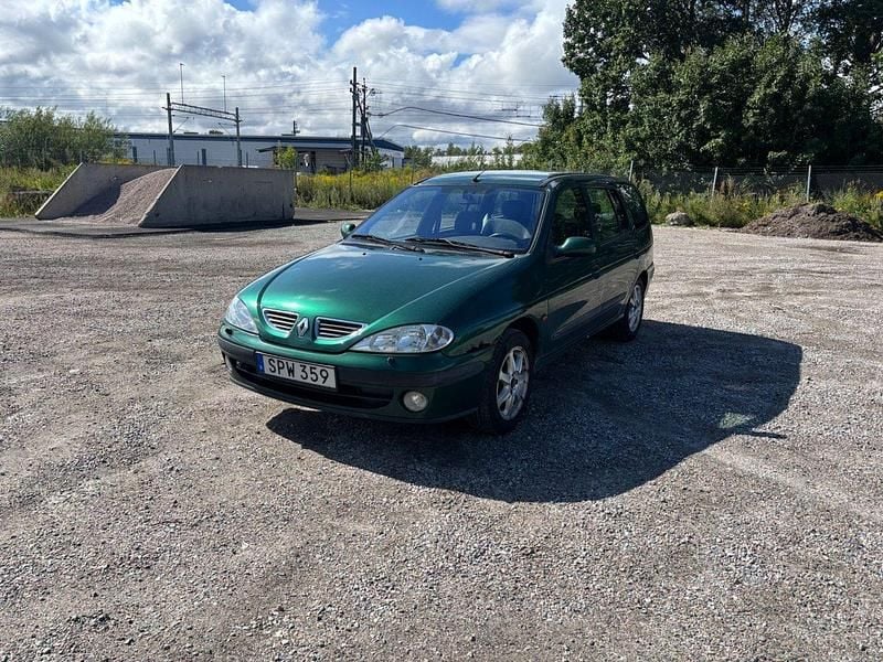 Mörkgrön (grön) Begagnad 2001 Renault Mégane GrandTour Privilege Kombi | 14 900 kr - Bild 1/4