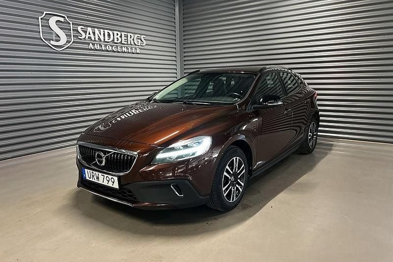 Begagnad Volvo V40 CC Momentum 150 HK (110 kW) 2017 Brun Kombi