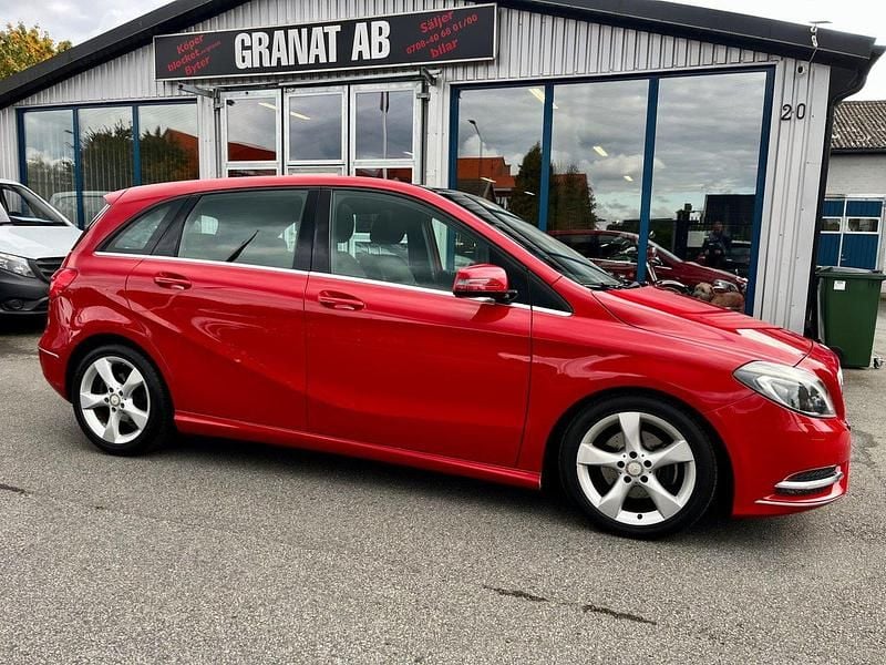 Begagnad Mercedes B180 122 HK (89 kW) 2014 Röd Minibuss