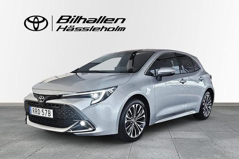 Silver Begagnad 2024 Toyota Corolla Hybrid Style Halvkombi | 299 900 kr (Marknadspris) - Bild 1/4