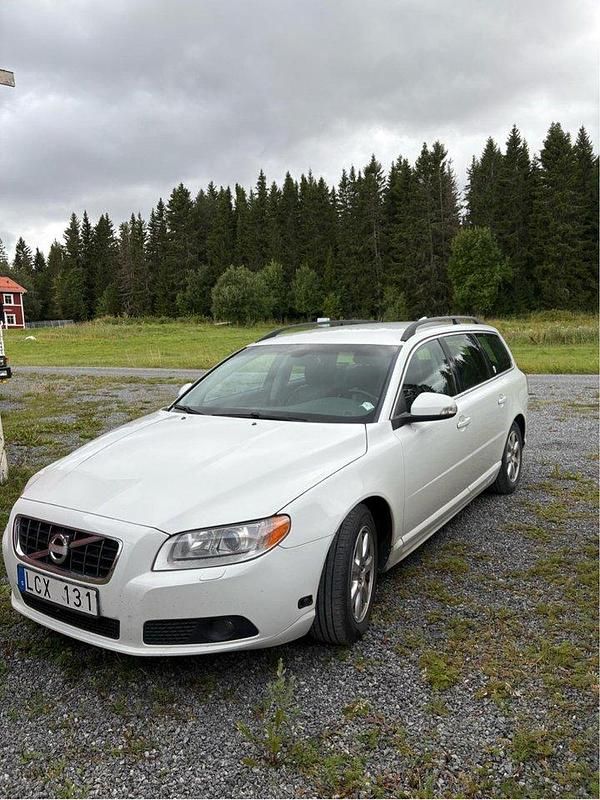 Vit Begagnad 2011 Volvo V70 Momentum Kombi | 58 000 kr (Superpris) - Bild 1/4