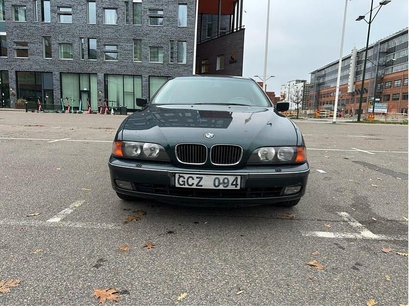 Begagnad 1997 BMW 528 Sedan | 55 000 kr - Bild 1/4