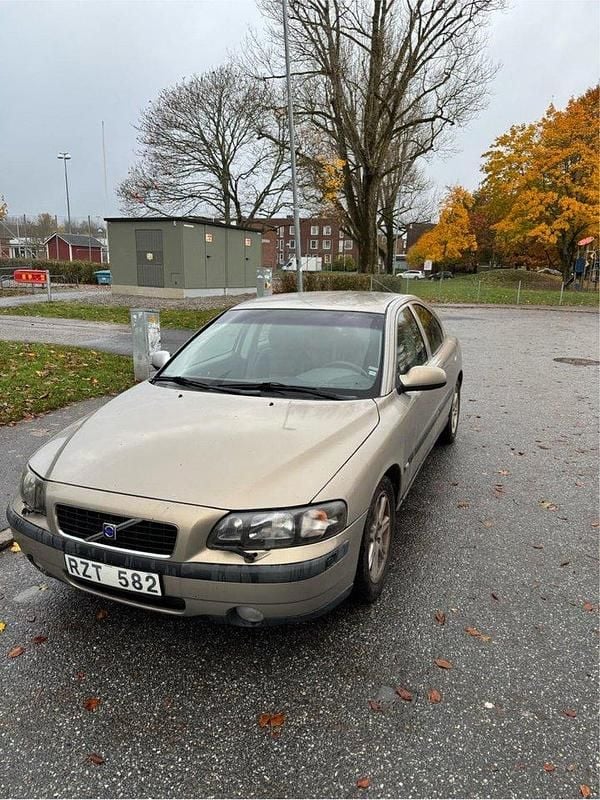 Brun Begagnad 2001 Volvo S60 Sedan | 21 000 kr (Marknadspris) - Bild 1/4
