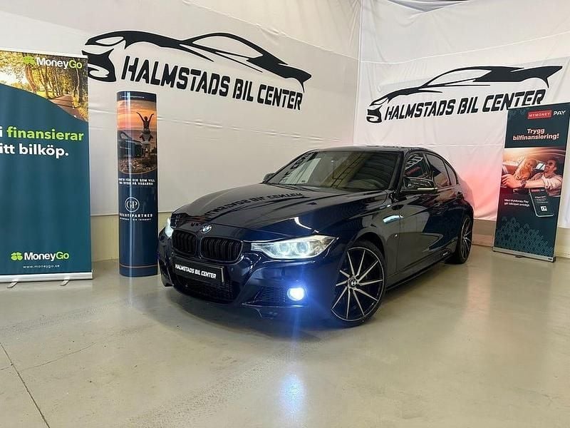 Blå Begagnad 2013 BMW 330 M Sport Sedan | 157 900 kr (Marknadspris) - Bild 1/4