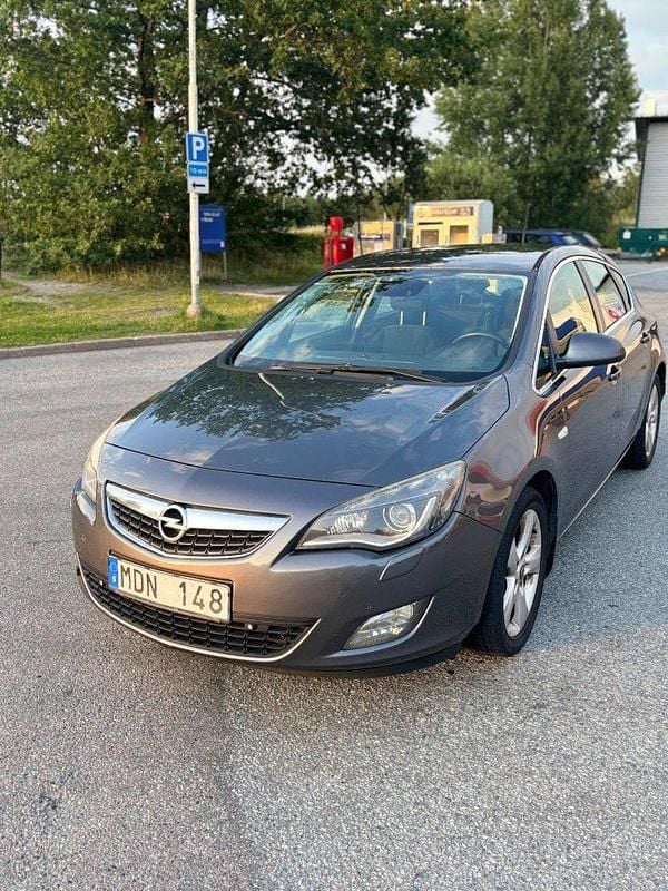 Grå Begagnad 2012 Opel Astra Enjoy Halvkombi | 55 000 kr (Marknadspris) - Bild 1/4