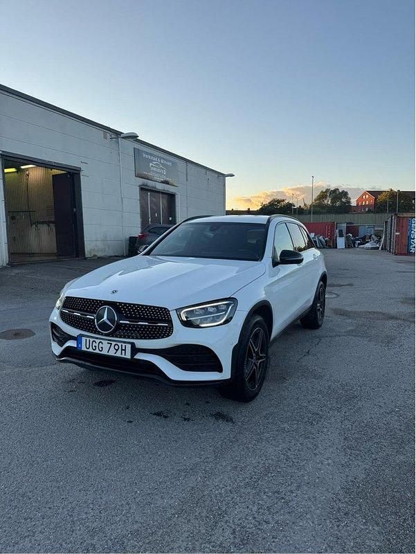 Vit Begagnad 2022 Mercedes GLC300e AMG line SUV | 399 000 kr (Lite dyr) - Bild 1/4