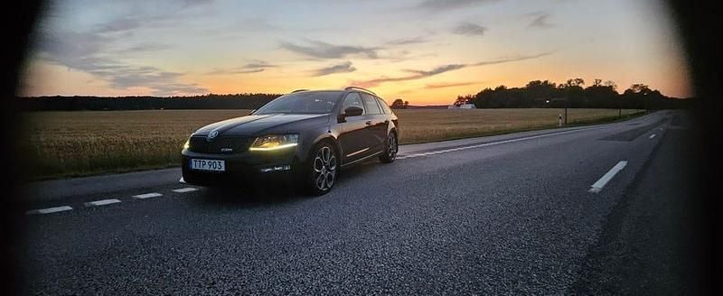 Begagnad Skoda Octavia RS 220 HK (161 kW) 2015 Svart metallic. Halvkombi