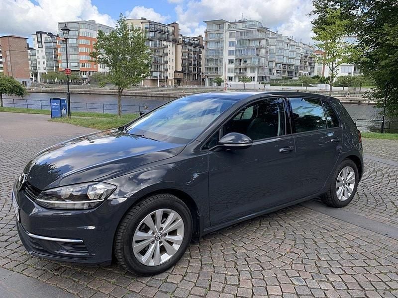 Grå Begagnad 2019 VW Golf VII Halvkombi | 136 000 kr (Bra pris) - Bild 1/4
