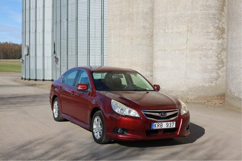 Röd Begagnad 2010 Subaru Legacy Sedan | 45 999 kr (Marknadspris) - Bild 1/4