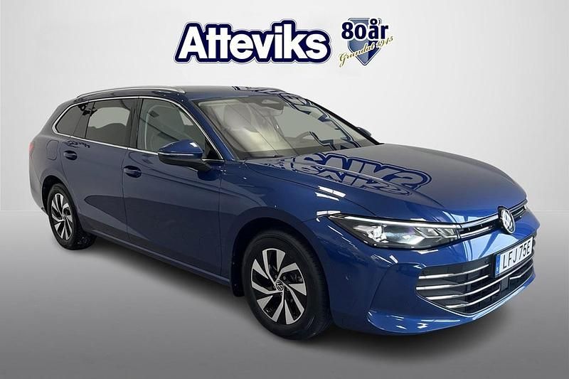Blå Begagnad 2024 VW Passat Business Kombi | 334 900 kr (Marknadspris) - Bild 1/4
