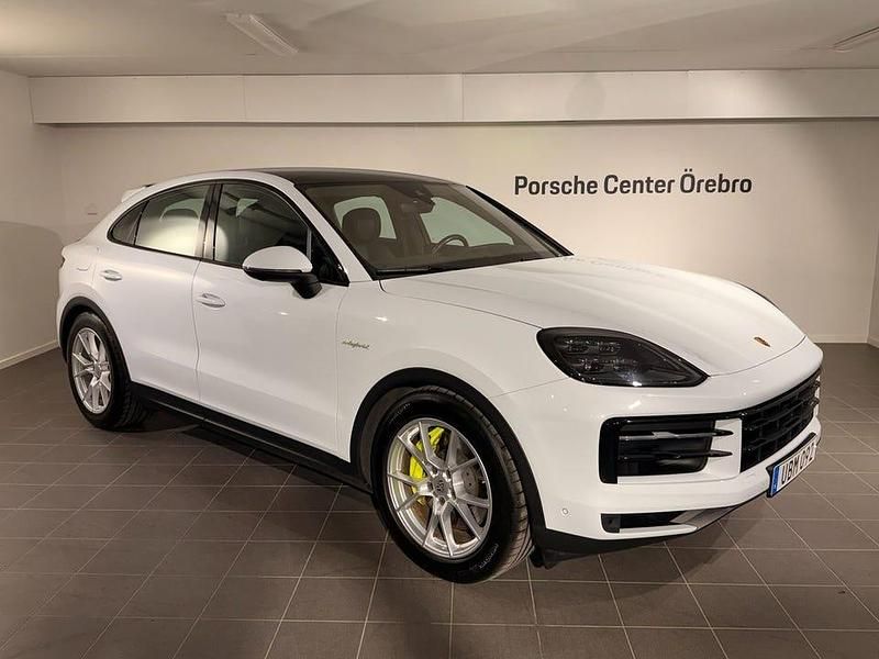 Vit Begagnad 2024 Porsche Cayenne SUV | 995 000 kr - Bild 1/4