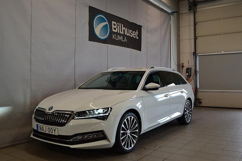 Vit Begagnad 2023 Skoda Superb Business Line Kombi | 379 000 kr (Lite dyr) - Bild 1/4