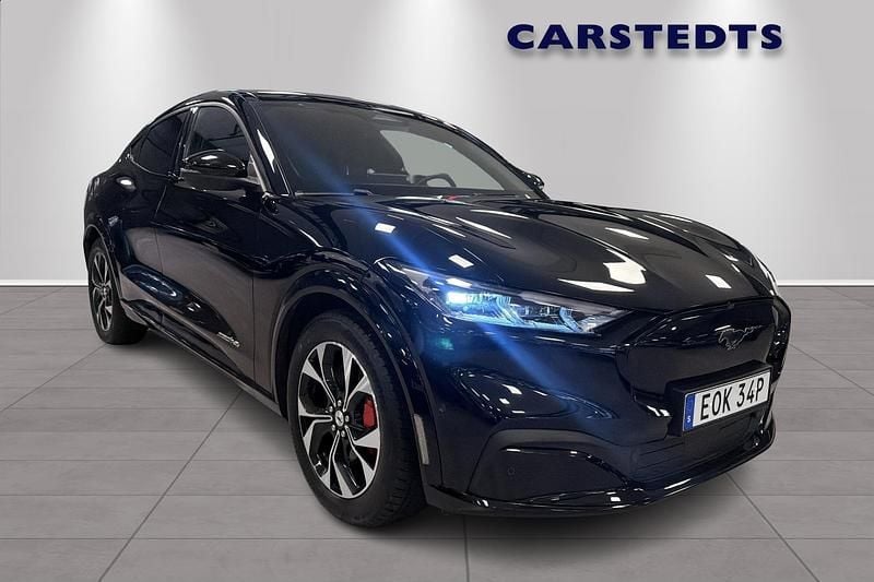 Svart Begagnad 2022 Ford Mustang Mach-E Standard Range SUV | 378 900 kr (Marknadspris) - Bild 1/4