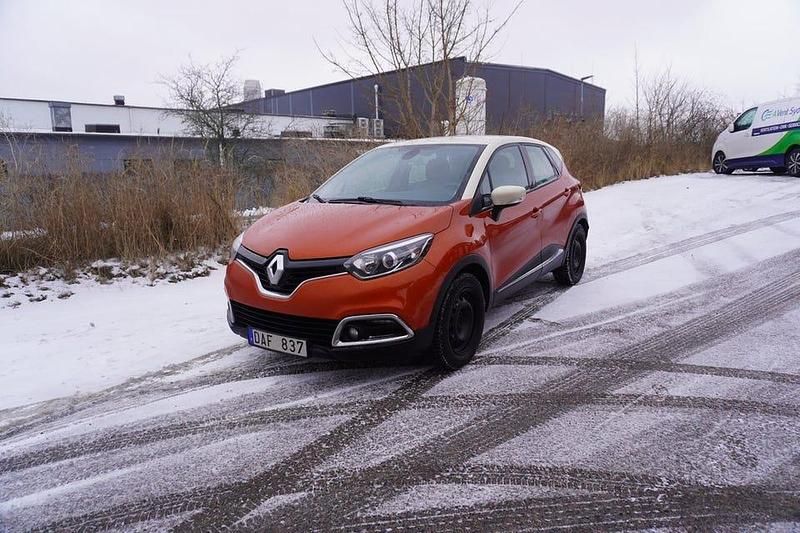 Orange med vitt tak Begagnad 2014 Renault Captur SUV | 119 900 kr (Marknadspris) - Bild 1/4
