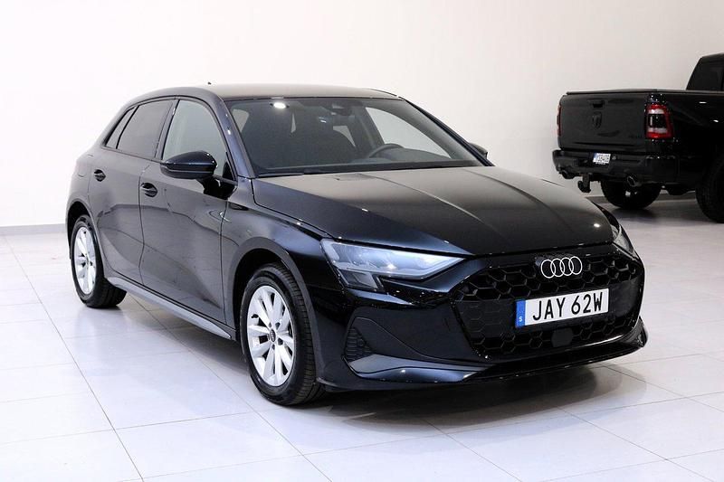 Svart Begagnad 2024 Audi A3 Sportback Halvkombi | 299 900 kr (Lite dyr) - Bild 1/4