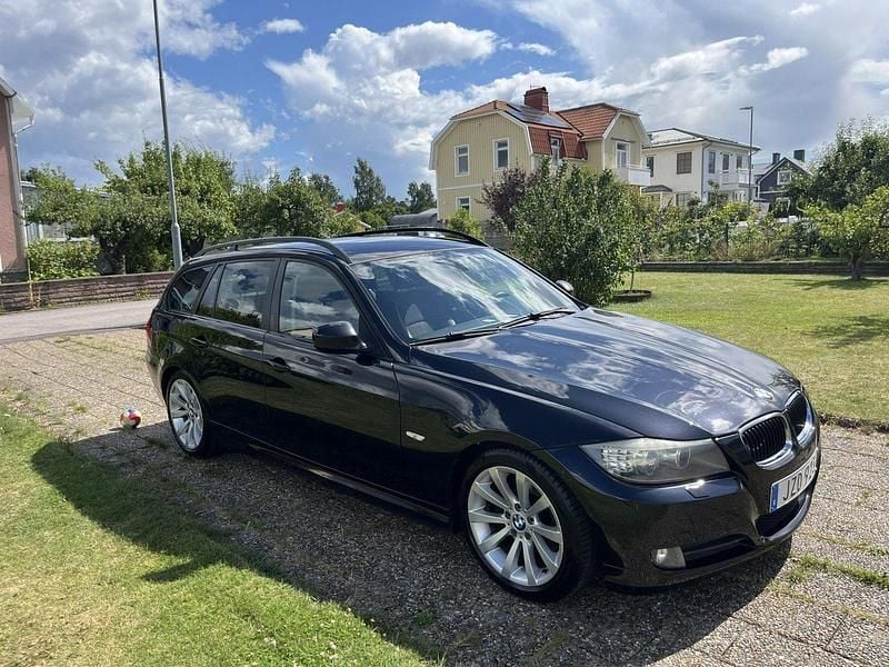 Svart Begagnad 2010 BMW 318 Comfort Edition Kombi | 68 000 kr (Marknadspris) - Bild 1/4
