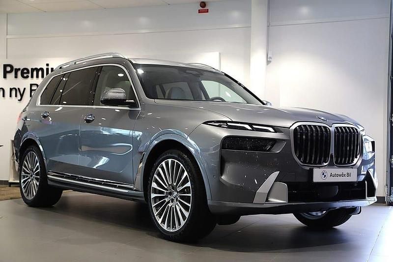 Grå Ny 2025 BMW X7 Comfort Edition SUV | 1 195 000 kr (Marknadspris) - Bild 1/3