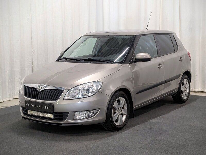 Ljusbrun Begagnad 2010 Skoda Fabia Elegance Halvkombi | 49 900 kr (Dyr) - Bild 1/4