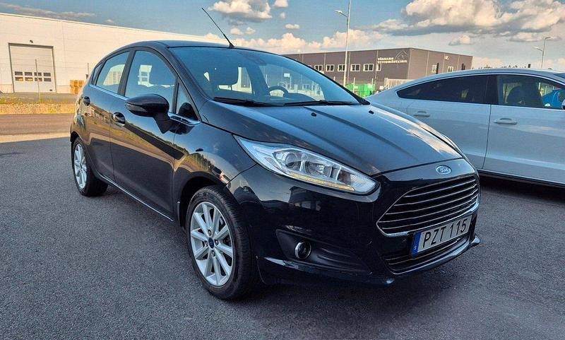 Svart Begagnad 2015 Ford Fiesta Titanium Halvkombi | 39 900 kr (Lite dyr) - Bild 1/4