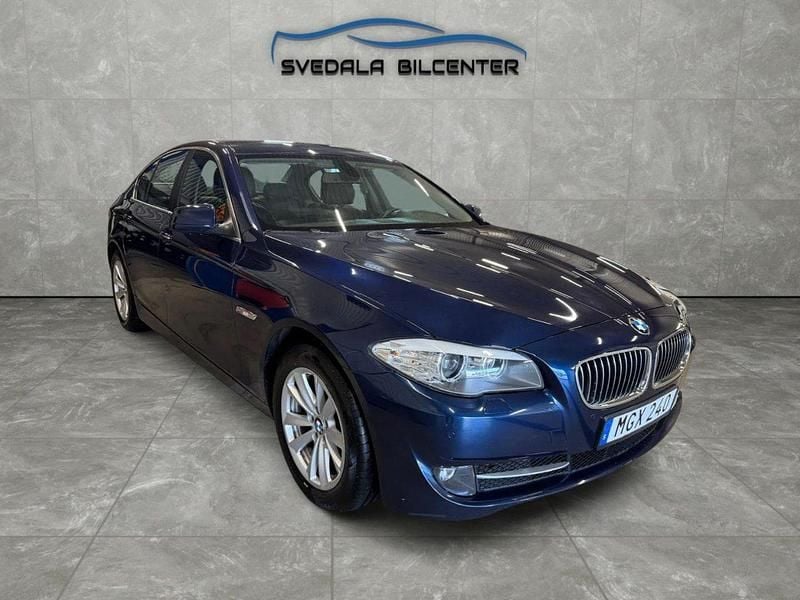 Blå Begagnad 2012 BMW 520 Sedan | 134 000 kr (Marknadspris) - Bild 1/4