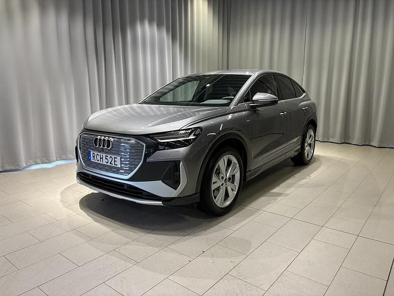 Grå Ny 2026 Audi Q4 Sportback e-tron S-Line SUV | 699 000 kr (Lite dyr) - Bild 1/4