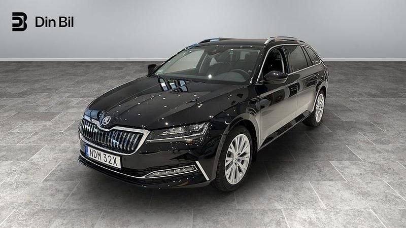 Svart (black magic pärleffekt me) Begagnad 2023 Skoda Superb Style Kombi | 399 900 kr (Lite dyr) - Bild 1/4
