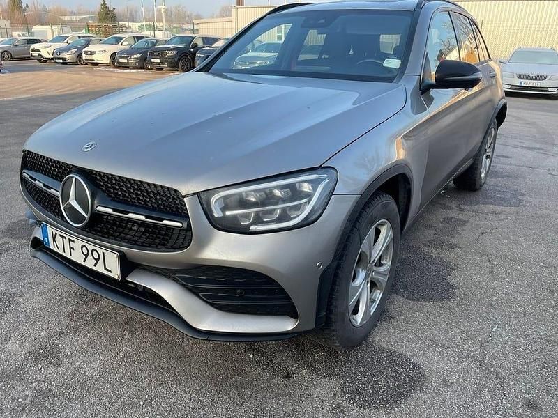 Mojavesilver metallic Begagnad 2022 Mercedes GLC300 AMG | 419 000 kr (Marknadspris) - Bild 1/2
