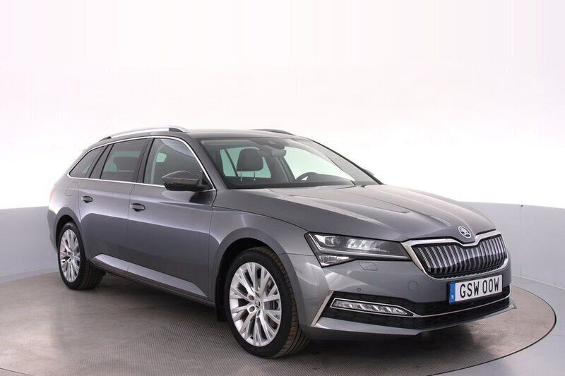 Grå Begagnad 2023 Skoda Superb Style Kombi | 389 000 kr (Marknadspris) - Bild 1/4