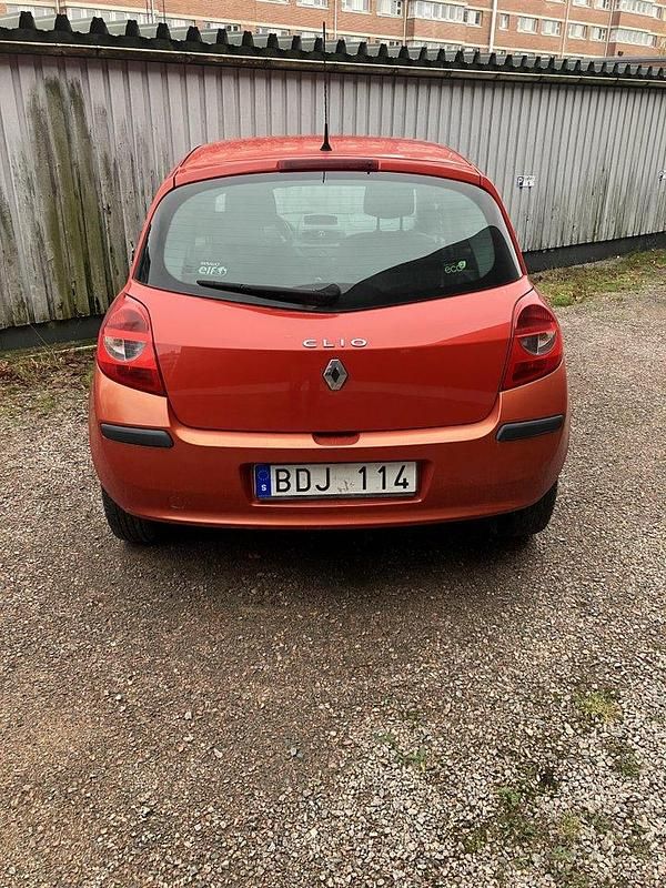 Röd Begagnad 2008 Renault Clio R.S. Halvkombi | 29 000 kr (Marknadspris) - Bild 1/3