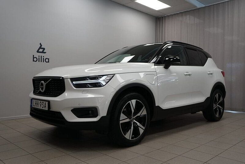 Vit Begagnad 2022 Volvo XC40 R-Design SUV | 419 900 kr (Lite dyr) - Bild 1/3