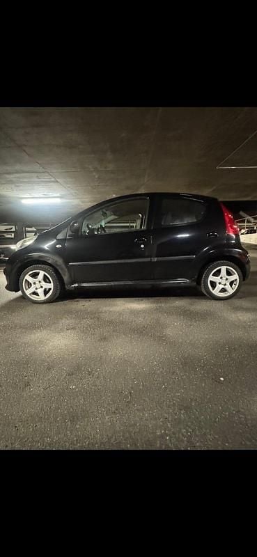 Begagnad Peugeot 107 68 HK (50 kW) 2008 Svart Halvkombi