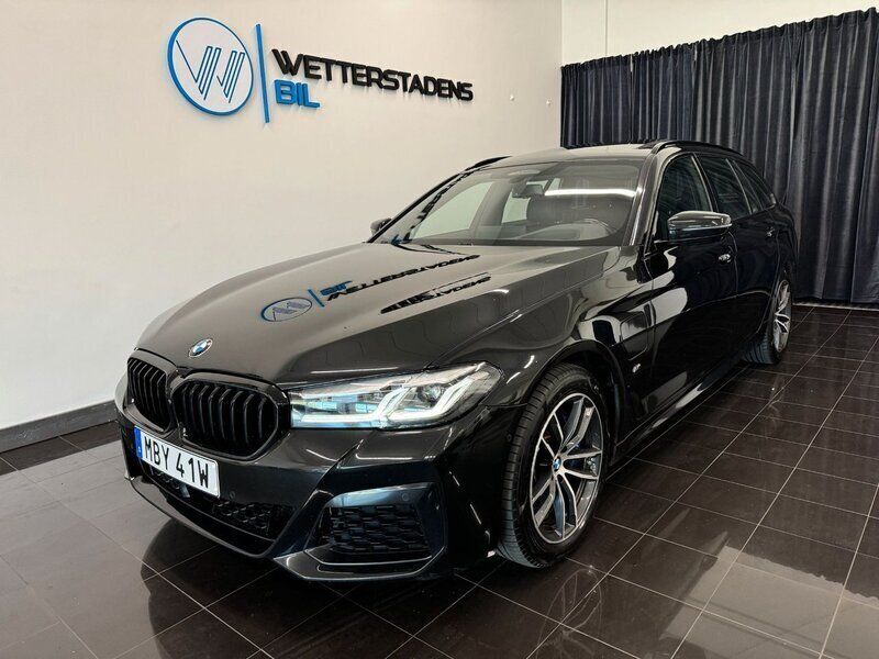 Svart (black sapphire metallic) Begagnad 2021 BMW 530e M Sport Kombi | 339 700 kr (Lite dyr) - Bild 1/4