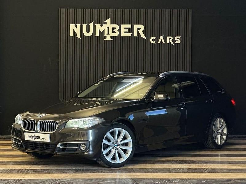 Mörkbrun (brun) Begagnad 2014 BMW 520 Luxury Line Kombi | 154 900 kr (Marknadspris) - Bild 1/4