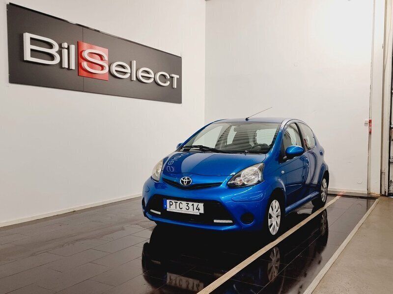 Blå Begagnad 2013 Toyota Aygo Halvkombi | 47 900 kr (Marknadspris) - Bild 1/4