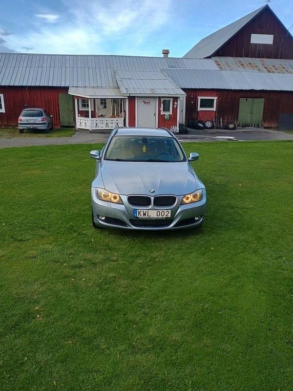 Blå Begagnad 2011 BMW 320 Kombi | 70 000 kr (Marknadspris) - Bild 1/4