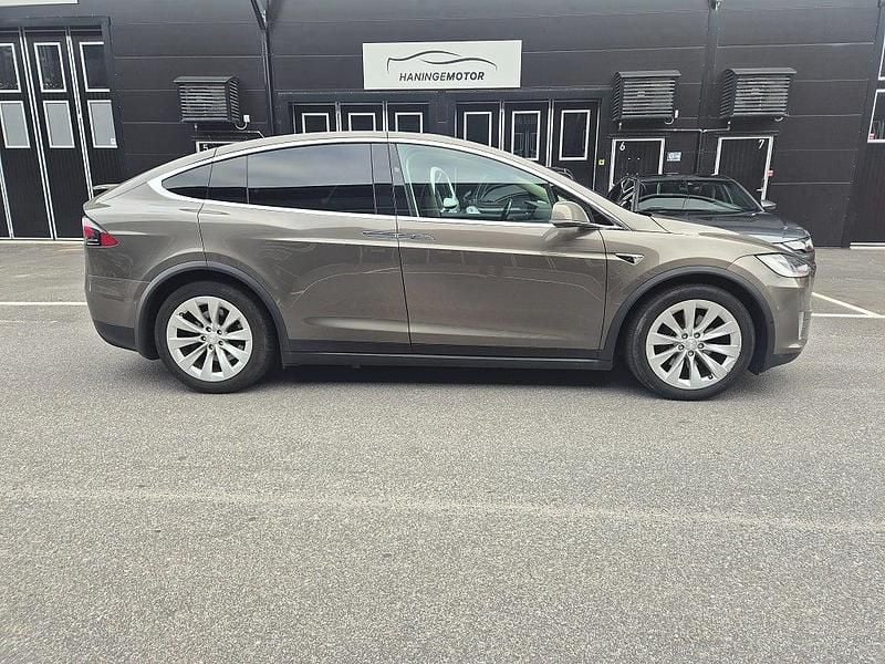 Brun Begagnad 2016 Tesla Model X SUV | 359 900 kr - Bild 1/4
