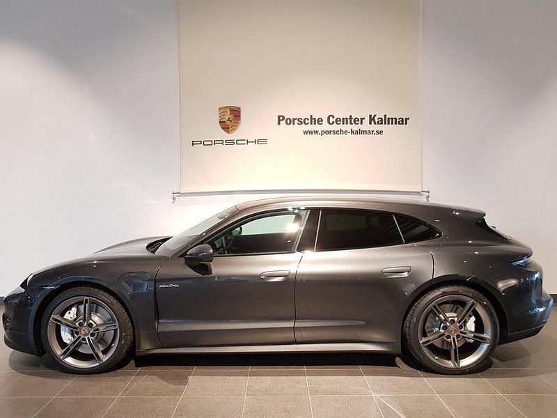 Grå Begagnad 2024 Porsche Taycan Sport Turismo Kombi | 1 803 700 kr - Bild 1/4
