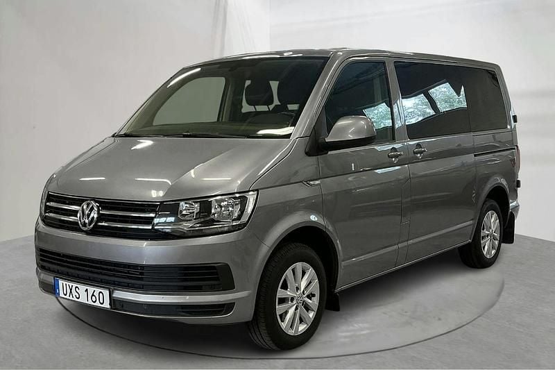 Ljusbrun Begagnad 2017 VW Caravelle Minibuss | 170 000 kr - Bild 1/4