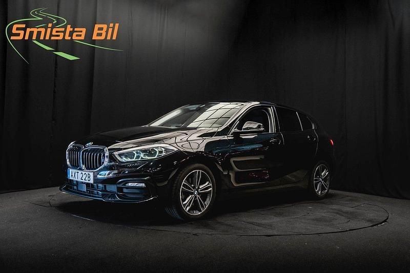 Svart Begagnad 2021 BMW 118 Sport Line Halvkombi | 248 900 kr (Marknadspris) - Bild 1/3