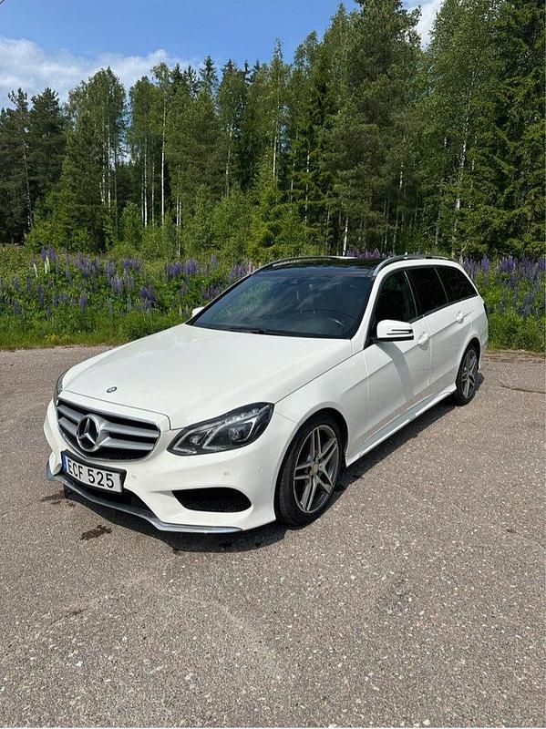 Vit Begagnad 2015 Mercedes E220 Avantgarde Kombi | 205 000 kr (Dyr) - Bild 1/4